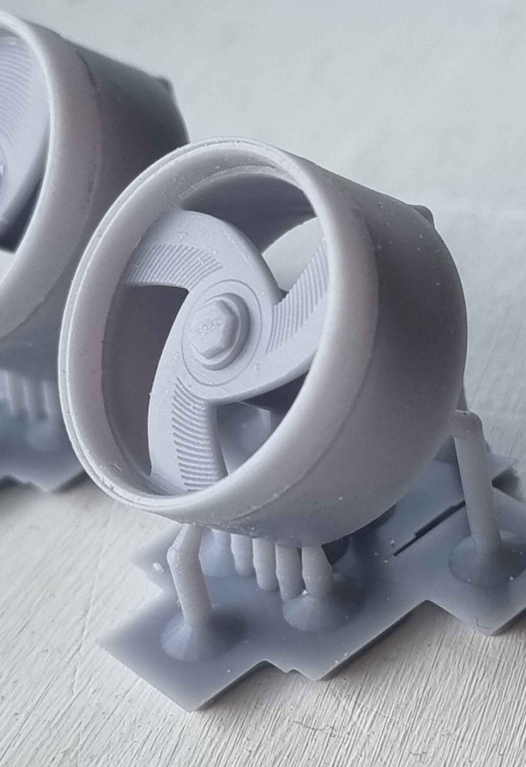 17-Inch Boyd Tri Fan Wheel & Tire Set – 1/24 Scale
