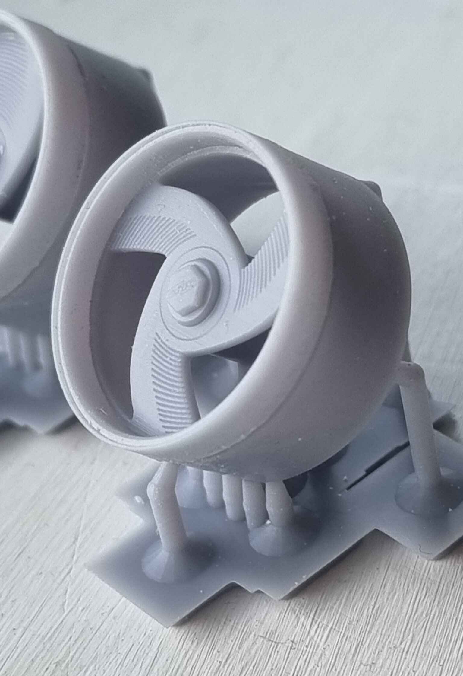 17-Inch Boyd Tri Fan Wheel & Tire Set – 1/24 Scale