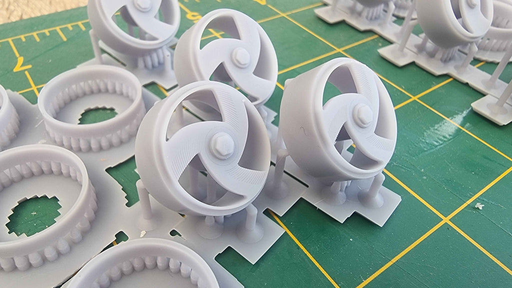 17-Inch Boyd Tri Fan Wheel & Tire Set – 1/24 Scale