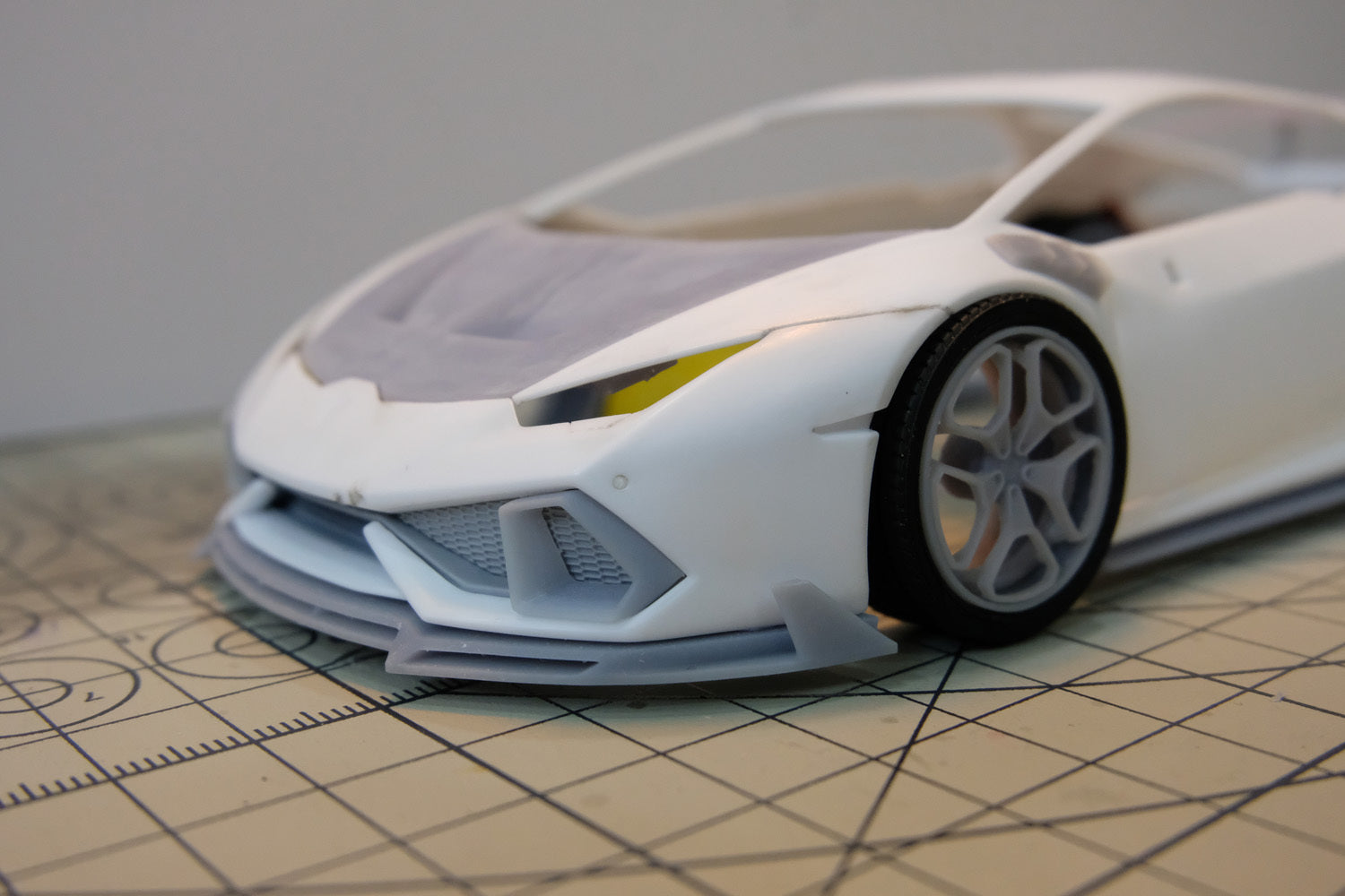 Aoshima Lamborghini Huracán LP610-4 Vorsteiner Body Kit & Rotiform HUR Wheels – 1/24 Scale